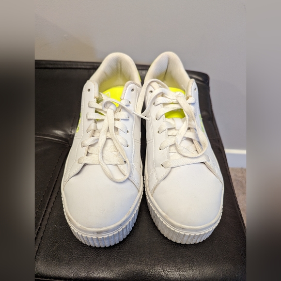 Fila's. Like new. Size 8.5 - Picture 3 of 3